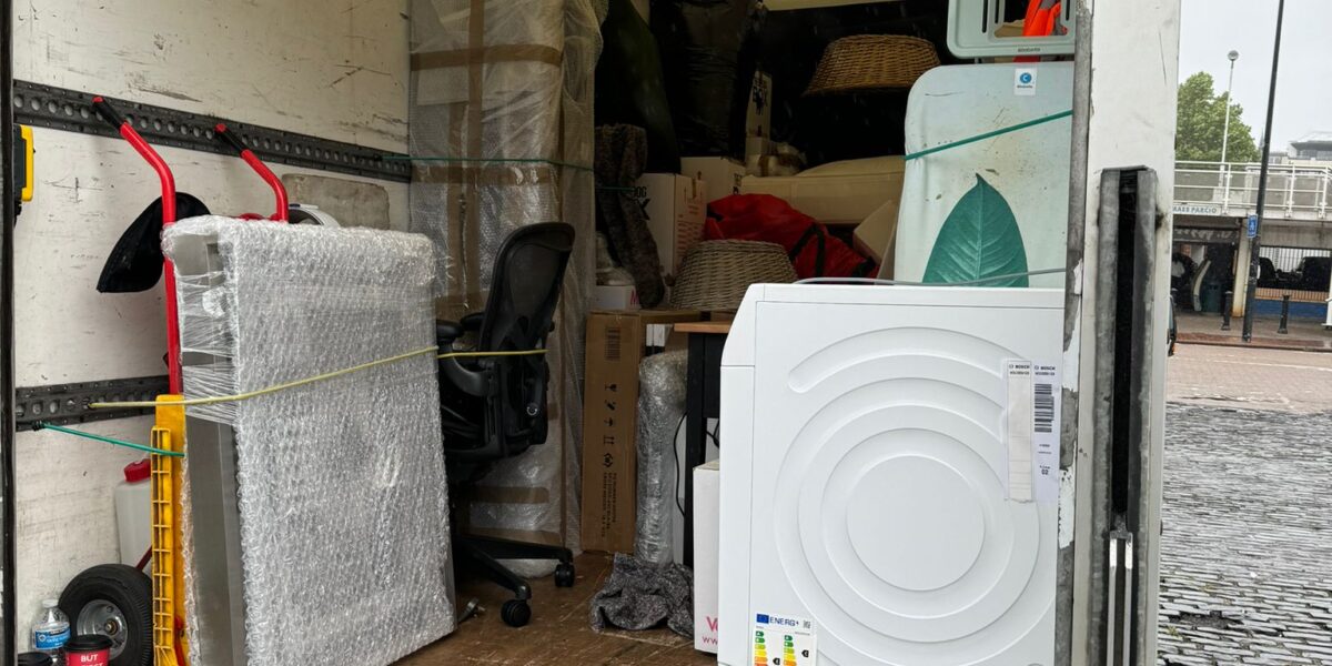 Newport Removals: Navigating Urban Challenges in Flat-to-Flat Transitions